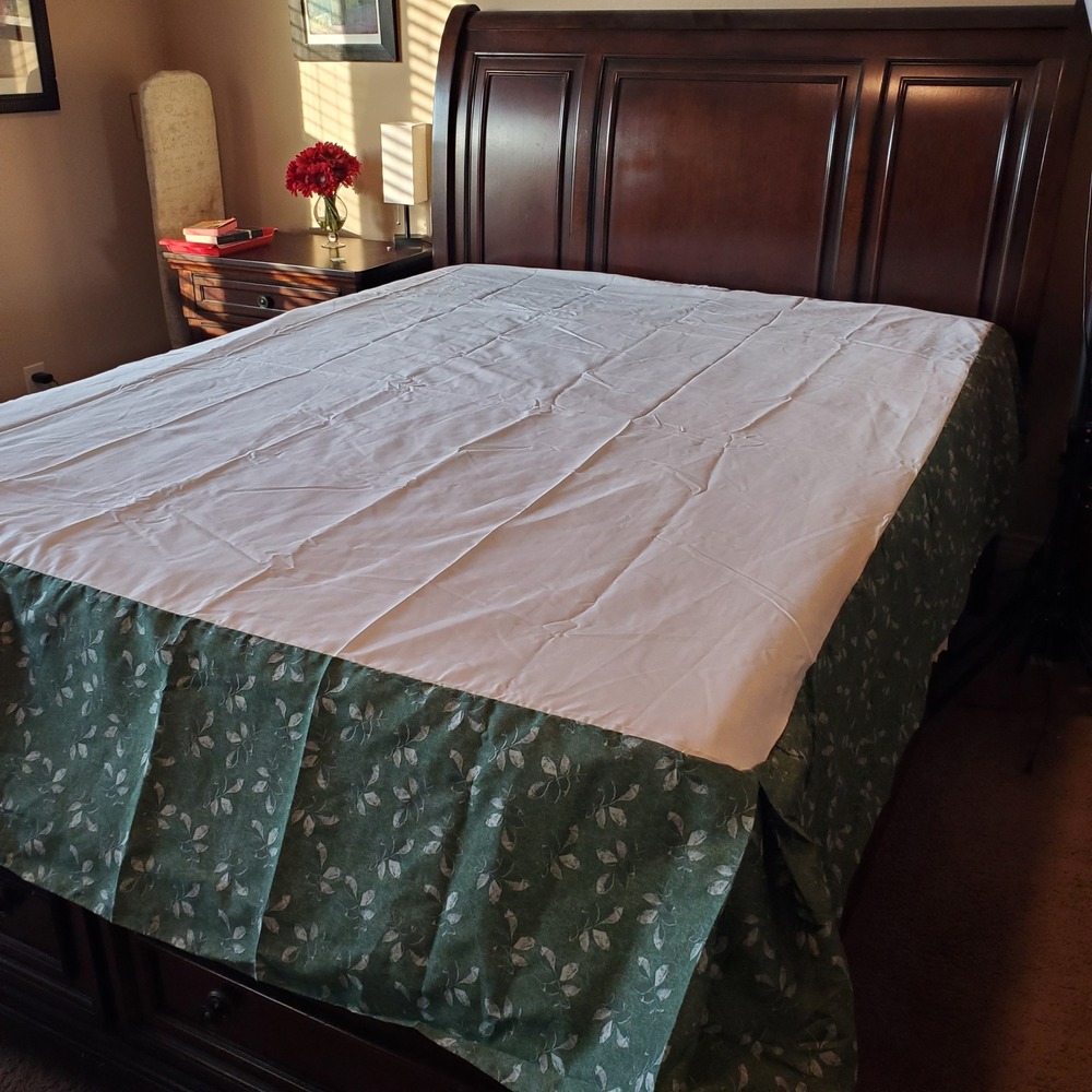 JCPenney Queen Bedskirt Sage Green Floral Leaf Pattern Pleated 14 Inch Drop